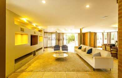 Imagem: A casa possui 4 Dormitórios, 5 Banheiros, 5 Vagas na garagem