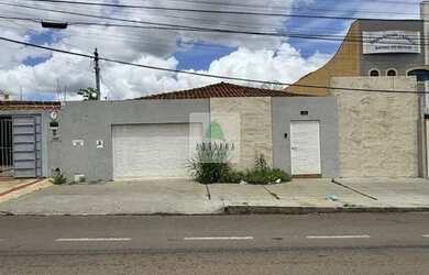 Imagem: A casa possui 4 Dormitórios, 4 Banheiros, 2 Vagas na garagem