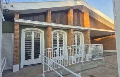 Imagem: A casa possui 5 Dormitórios, 5 Banheiros, 4 Vagas na garagem