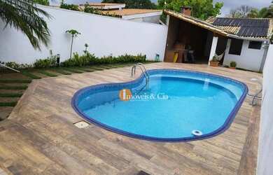 Imagem: A casa possui 3 Dormitórios, 2 Banheiros, 2 Vagas na garagem