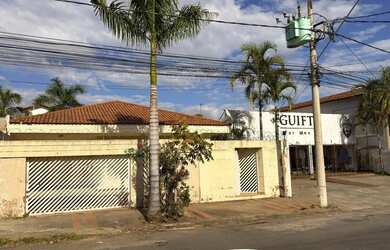 Imagem: A casa possui 3 Dormitórios, 1 Banheiro, 4 Vagas na garagem