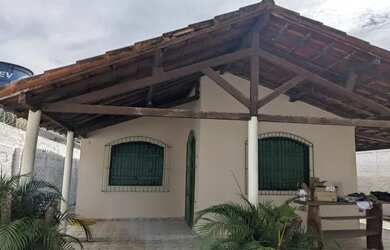 Imagem: A casa possui 3 Dormitórios, 2 Banheiros, 2 Vagas na garagem