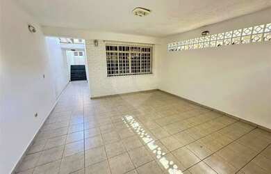 Imagem: A casa possui 3 Dormitórios, 4 Banheiros, 2 Vagas na garagem