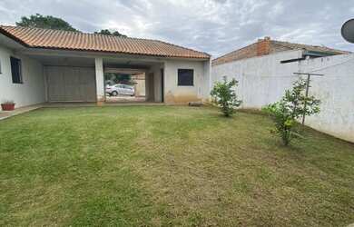 Imagem: A casa possui 3 Dormitórios, 3 Banheiros, 2 Vagas na garagem