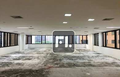 Imagem: O depósito possui 5 Vagas na garagem e 490m² de Área e está