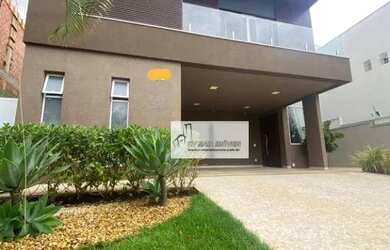 Imagem: A casa em condomínio possui 4 Dormitórios, 5 Banheiros, 4