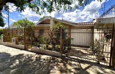 Imagem: A casa possui 3 Dormitórios, 3 Banheiros, 3 Vagas na garagem