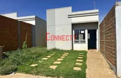 Imagem: A casa possui 2 Dormitórios, 1 Banheiro, 1 Vaga na garagem