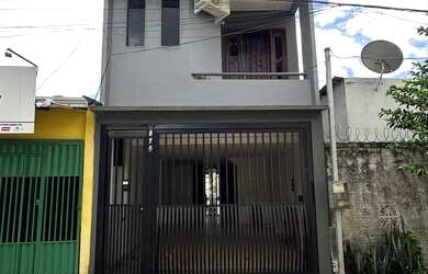 Imagem: A casa possui 4 Dormitórios, 5 Banheiros, 2 Vagas na garagem