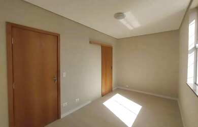 Imagem: A casa possui 1 Dormitório, 2 Banheiros, 1 Vaga na garagem