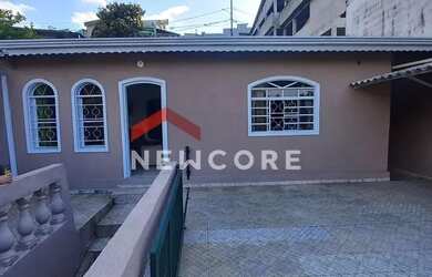 Imagem: A casa possui 2 Dormitórios, 1 Banheiro, 2 Vagas na garagem