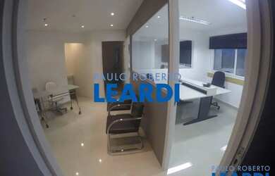 Imagem: O depósito possui 2 Vagas na garagem e 61m² de Área e está