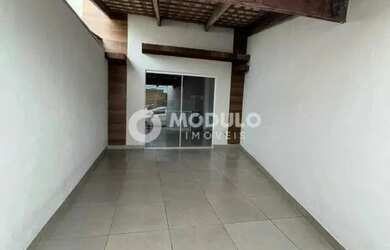 Imagem: A casa possui 2 Dormitórios, 2 Banheiros, 1 Vaga na garagem