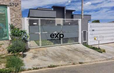 Imagem: A casa possui 3 Dormitórios, 2 Banheiros, 2 Vagas na garagem