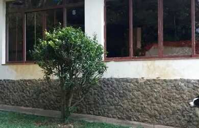 Imagem: A casa possui 5 Dormitórios, 5 Banheiros, 5 Vagas na garagem