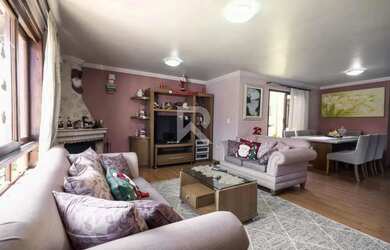 Imagem: A casa possui 3 Dormitórios, 4 Banheiros, 5 Vagas na garagem