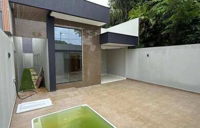 Imagem: A casa possui 3 Dormitórios, 2 Banheiros, 2 Vagas na garagem