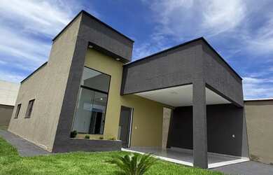 Imagem: A casa possui 3 Dormitórios, 2 Banheiros e 5 Vagas na garagem