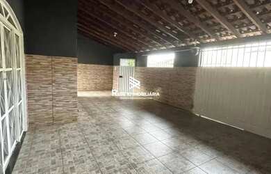 Imagem: A casa possui 3 Dormitórios, 2 Banheiros, 2 Vagas na garagem