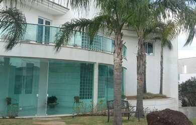 Imagem: A casa em condomínio possui 4 Dormitórios, 5 Banheiros, 5