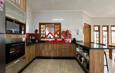 Imagem: A casa possui 3 Dormitórios, 2 Banheiros, 2 Vagas na garagem