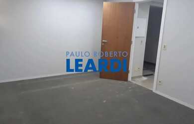 Imagem: O depósito possui 1 Vaga na garagem e 43m² de Área e está