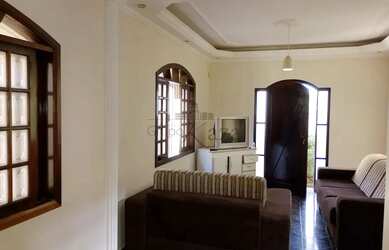 Imagem: A casa possui 3 Dormitórios, 4 Banheiros, 2 Vagas na garagem