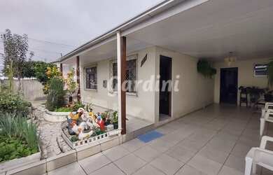 Imagem: A casa possui 4 Dormitórios, 2 Banheiros, 4 Vagas na garagem