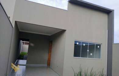 Imagem: A casa possui 3 Dormitórios, 2 Banheiros, 2 Vagas na garagem