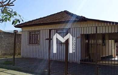 Imagem: A casa possui 3 Dormitórios, 1 Banheiro, 2 Vagas na garagem