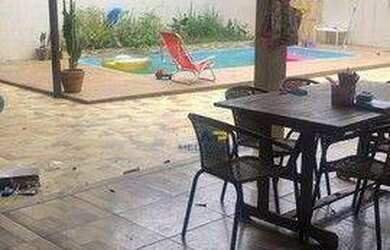 Imagem: A casa possui 3 Dormitórios, 4 Banheiros, 3 Vagas na garagem