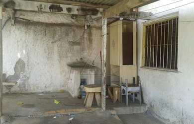 Imagem: A casa possui 1 Dormitório, 1 Banheiro, 1 Vaga na garagem