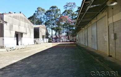 Imagem: O depósito possui 5 Vagas na garagem, 2.800m² de Área e