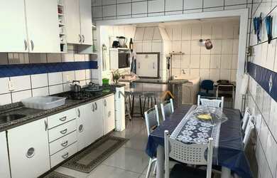 Imagem: A casa possui 3 Dormitórios, 3 Banheiros, 1 Vaga na garagem