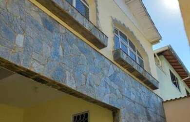 Imagem: A casa possui 3 Dormitórios, 2 Banheiros, 2 Vagas na garagem