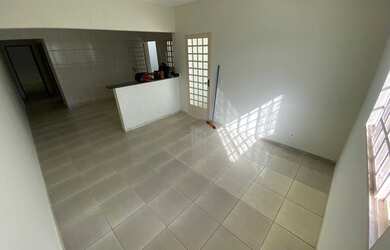 Imagem: A casa possui 2 Dormitórios, 2 Banheiros, 2 Vagas na garagem