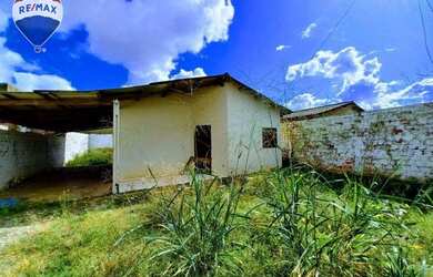 Imagem: A casa possui 2 Dormitórios, 1 Banheiro, 2 Vagas na garagem