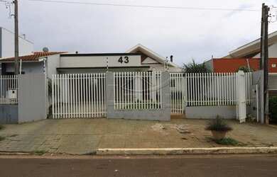 Imagem: A casa possui 2 Dormitórios, 2 Banheiros, 4 Vagas na garagem