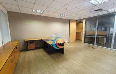 Imagem: O depósito possui 5 Vagas na garagem e 530m² de Área e está