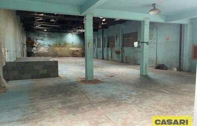 Imagem: O depósito possui 4 Vagas na garagem, 700m² de Área e está