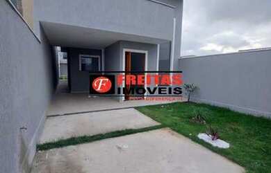 Imagem: A casa possui 3 Dormitórios, 3 Banheiros, 2 Vagas na garagem