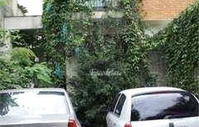 Imagem: A casa possui 3 Dormitórios, 5 Banheiros, 4 Vagas na garagem