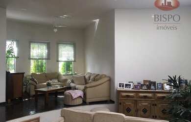 Imagem: A casa possui 4 Dormitórios, 2 Banheiros, 5 Vagas na garagem