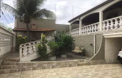 Imagem: A casa possui 4 Dormitórios, 4 Banheiros, 4 Vagas na garagem