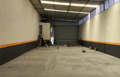 Imagem: O depósito possui 2 Vagas na garagem, 450m² de Área e está