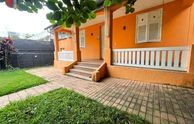 Imagem: A casa possui 5 Dormitórios, 2 Banheiros, 2 Vagas na garagem