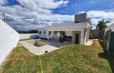 Imagem: A casa possui 4 Dormitórios, 3 Banheiros, 2 Vagas na garagem