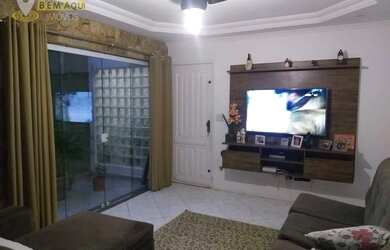 Imagem: A casa possui 3 Dormitórios, 3 Banheiros, 4 Vagas na garagem