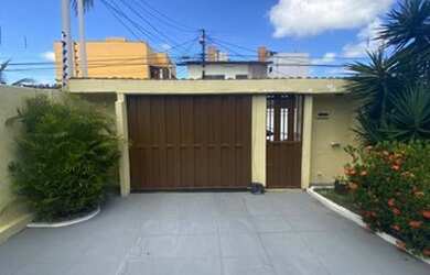 Imagem: A casa possui 5 Dormitórios, 2 Banheiros, 4 Vagas na garagem