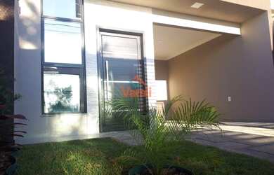 Imagem: A casa possui 3 Dormitórios, 2 Banheiros, 2 Vagas na garagem